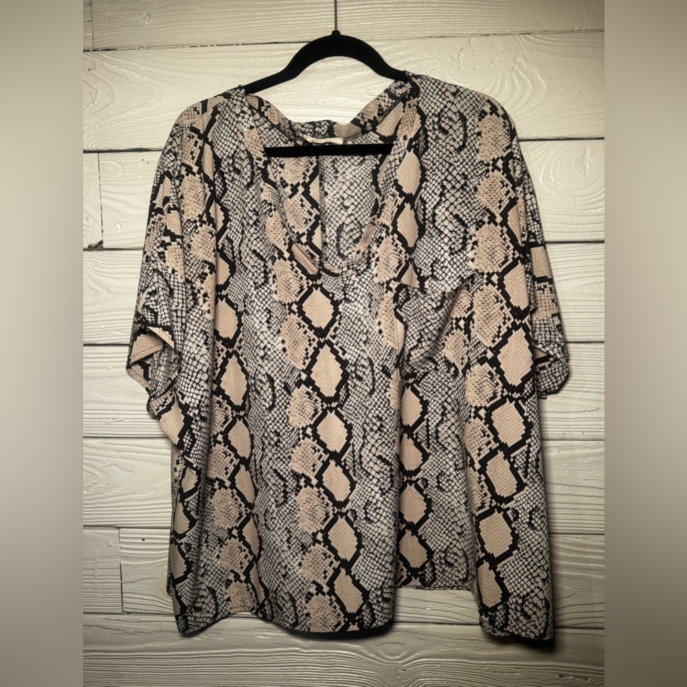 Eesome Chic Snake Pattern Blouse in Black and Cream